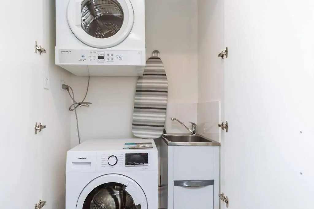 Modern Style River View 2 Bedroom Apartment With Parking ブリスベン