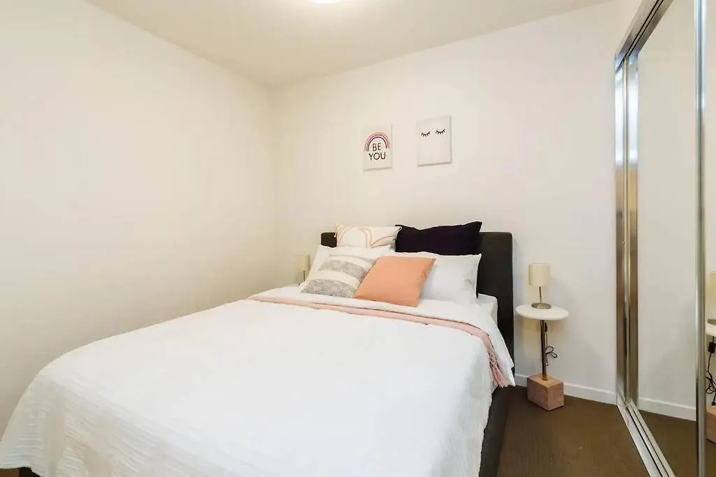Modern Style River View 2 Bedroom Apartment With Parking ブリスベン