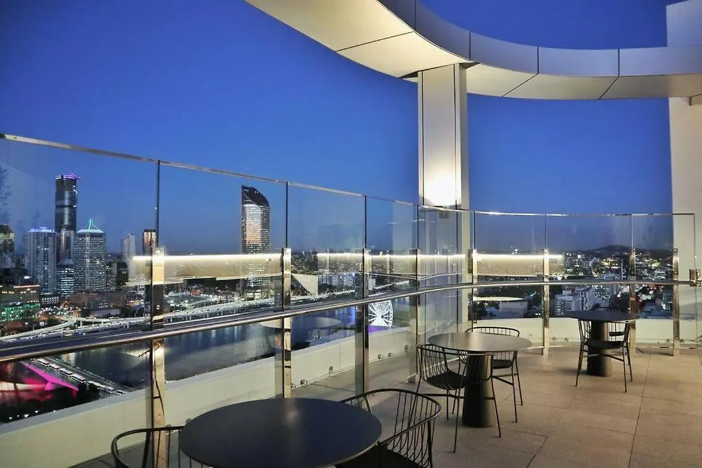 Modern Style River View 2 Bedroom Apartment With Parking ブリスベン