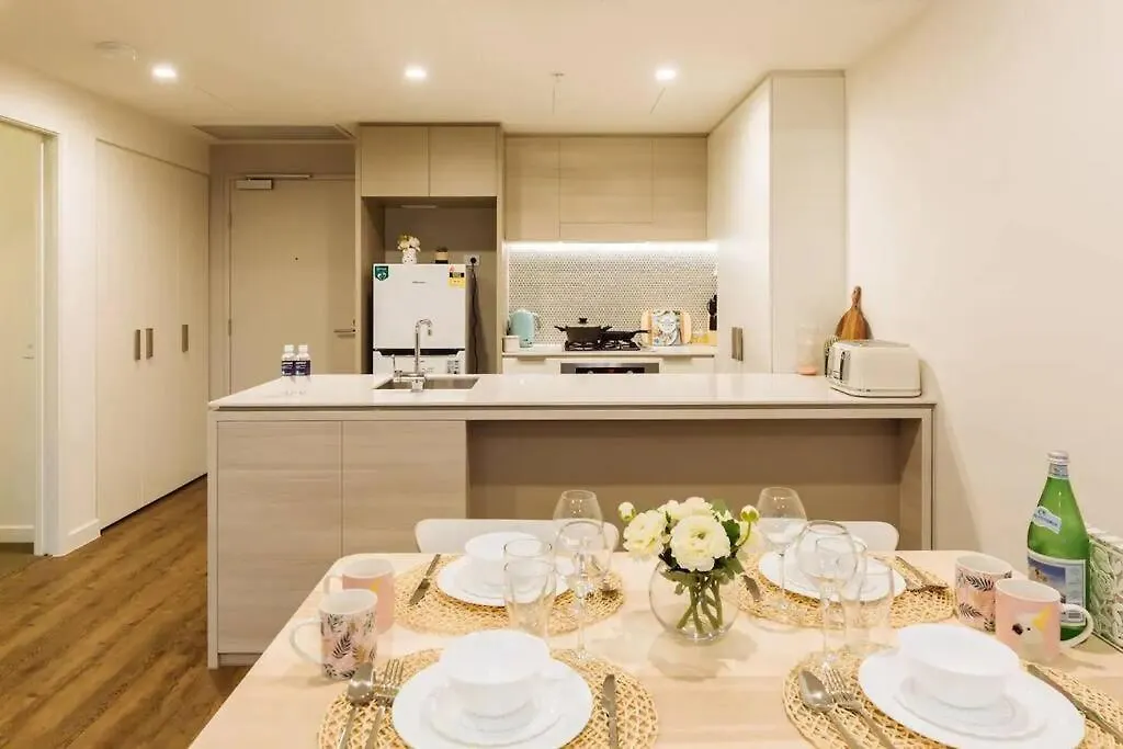 Modern Style River View 2 Bedroom Apartment With Parking Brisbane