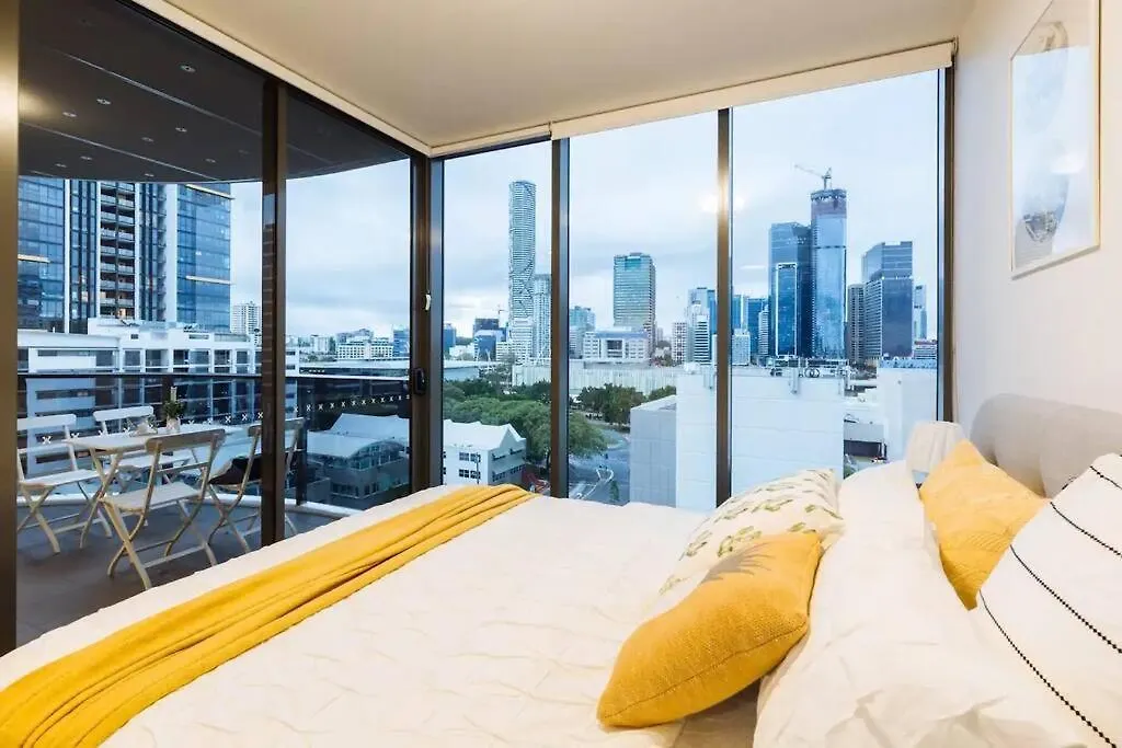 Modern Style River View 2 Bedroom Apartment With Parking ブリスベン