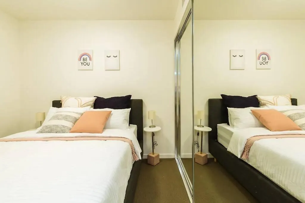 Modern Style River View 2 Bedroom Apartment With Parking ブリスベン
