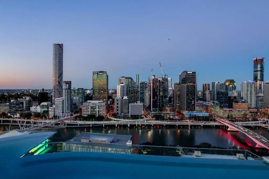 Modern Style River View 2 Bedroom Apartment With Parking ブリスベン