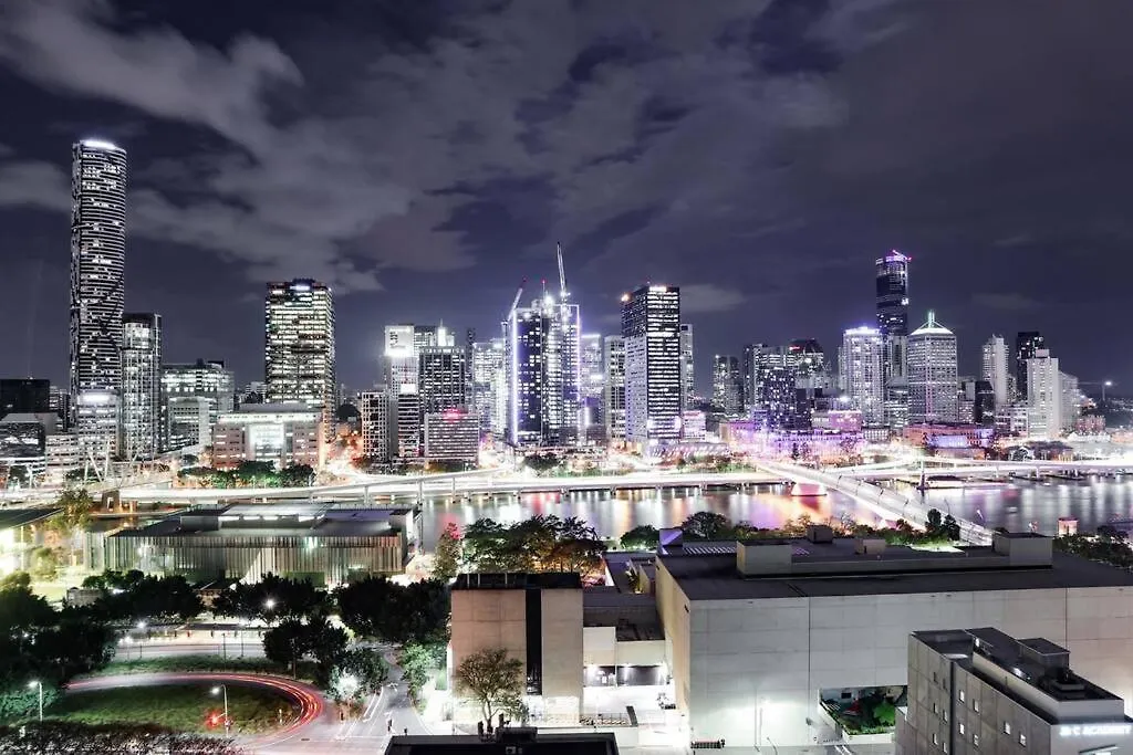 Modern Style River View 2 Bedroom Apartment With Parking Brisbane
